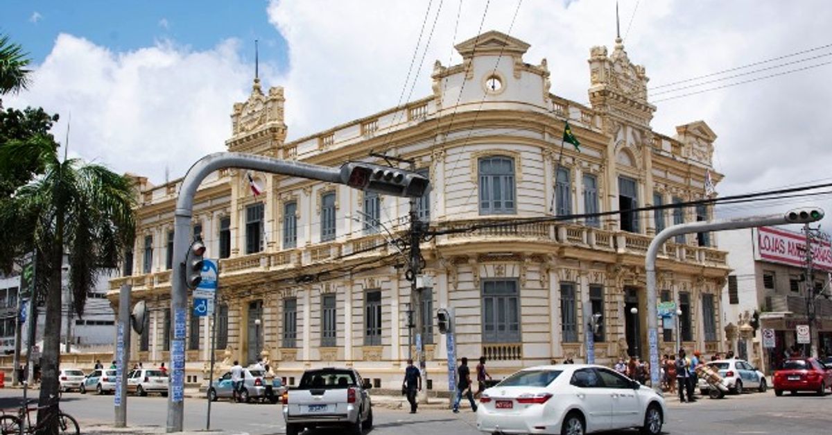Fachada da Prefeitura de Feira de Santana, na Bahia, alvo de recomenda&ccedil;&atilde;o do MPT sobre preven&ccedil;&atilde;o ao ass&eacute;dio eleitoral