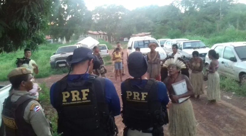 Funcionários da Coelba são liberados após serem feitos reféns por índios Kiriris na Bahia