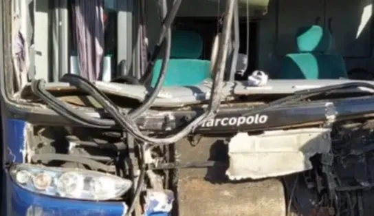 Duas pessoas ficam feridas após ônibus bater em fundo de carreta na BR-242