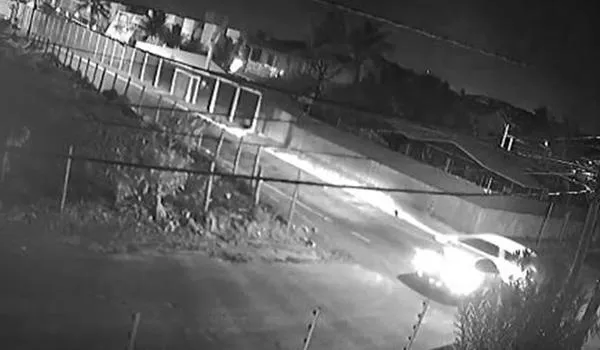 Vídeo: táxi com cinco pessoas é atingido por outro carro e capota na Praia do Flamengo; assista 