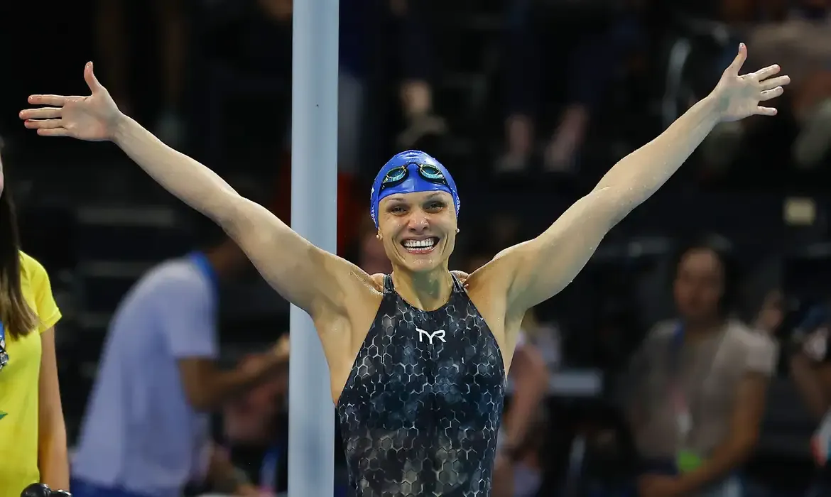 Natação: Carol Santiago é ouro nos 100m costas e faz história para o Brasil