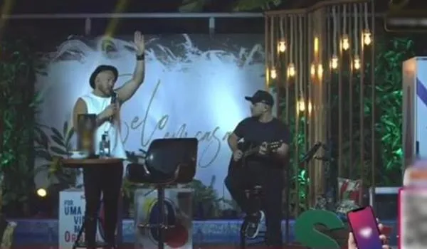 ASSISTA: Com "Festa no Interior", Belo homenageia Moraes Moreira durante live
