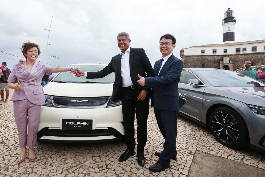 Visita de Stella Li, CEO da BYD nas Américas, a Salvador, em 2023. Foto: Feijão Almeida / GOVBA