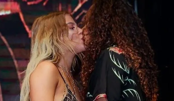 Luísa Sonza e Vitão protagonizam beijo durante show drive-in do cantor