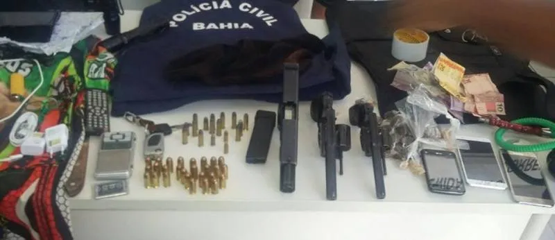 DUPLA FUNÇÃO: Suspeitos de assalto são encontrados com armas, drogas e veículos no interior da Bahia