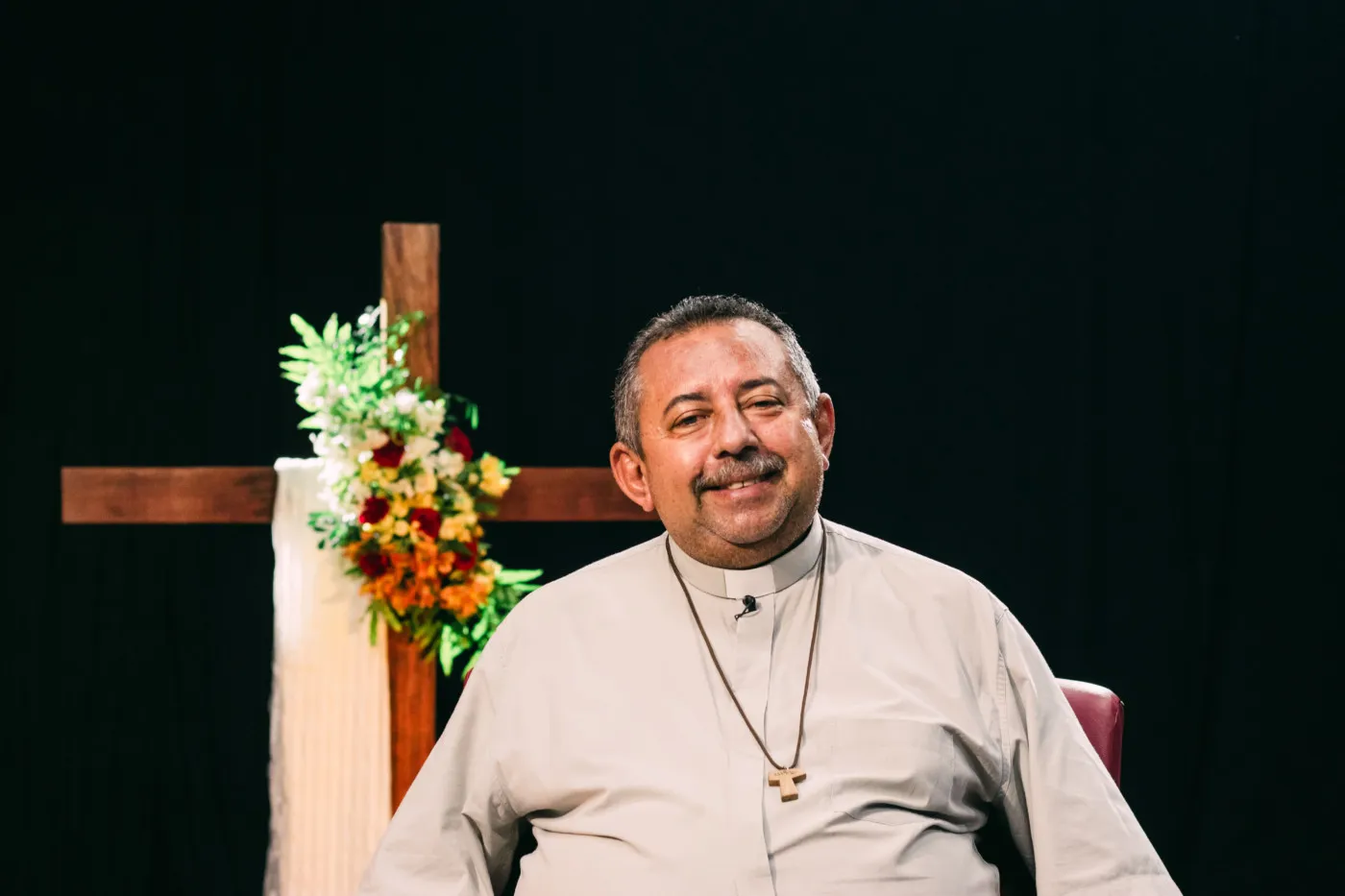 Padre conquista meio milhão de seguidores com sermões bem-humorados; vídeo