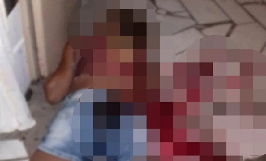 Mulher é morta a tiros e namorado acaba baleado após casa ser invadida em Camaçari