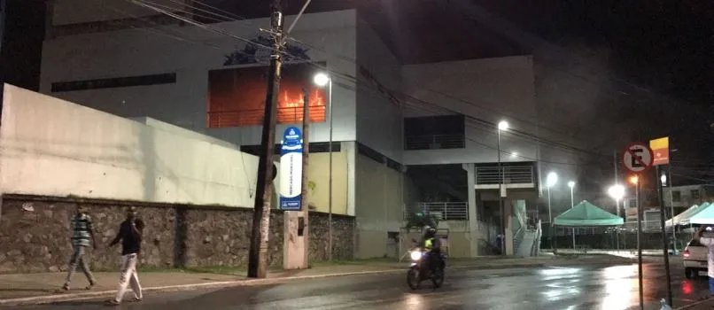 PÓS INCÊNDIO: Parte do mercado de Cajazeiras deve ser reaberto nesta quarta, diz Prefeitura