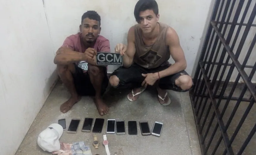 Dois homens são presos após assaltarem ônibus Via Regional; dupla usava arma de brinquedo