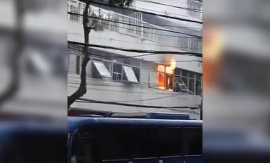 VÍDEO: Incêndio atinge prédio comercial no Campo Grande; assista