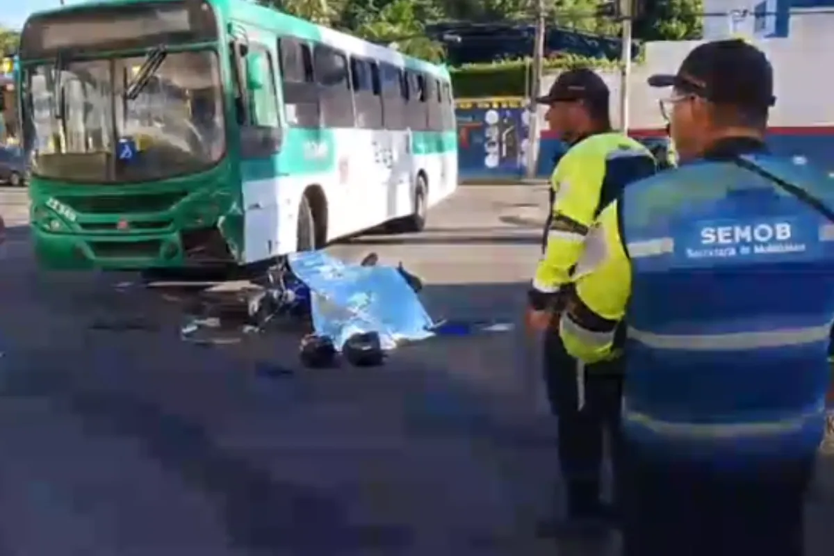 VÍDEO: motociclista morre após colisão com ônibus em Salvador
