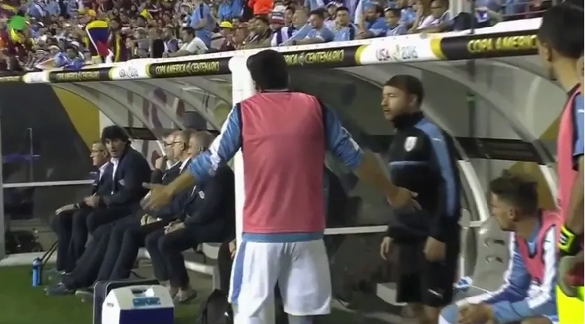 IRRITADINHO: Suárez paga geral ao saber que não iria entrar em jogo do Uruguai contra a Venezuela; Veja vídeo
