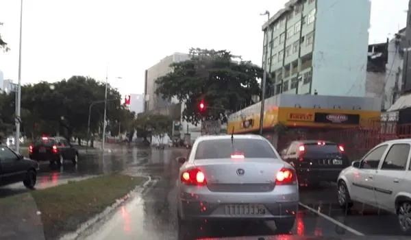 Após madrugada de chuva, Salvador tem vias de trânsito alagadas; tempo será instável nesta terça