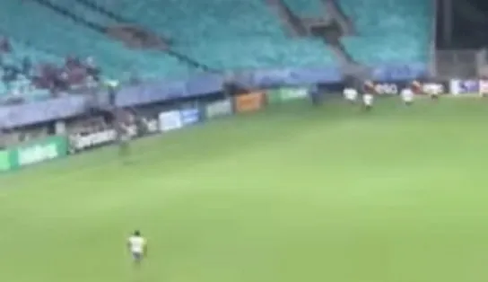 Torcedor invade gramado da Fonte Nova e é perseguido pela PM; assista  