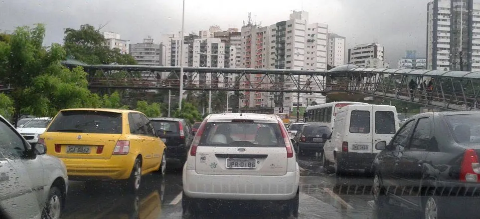 Volta a chover e trânsito fica prejudicado em Salvador
