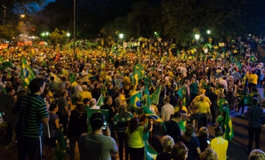 TENSÃO NO AR: Na véspera de julgamento, manifestantes fazem atos contra e a favor de Lula