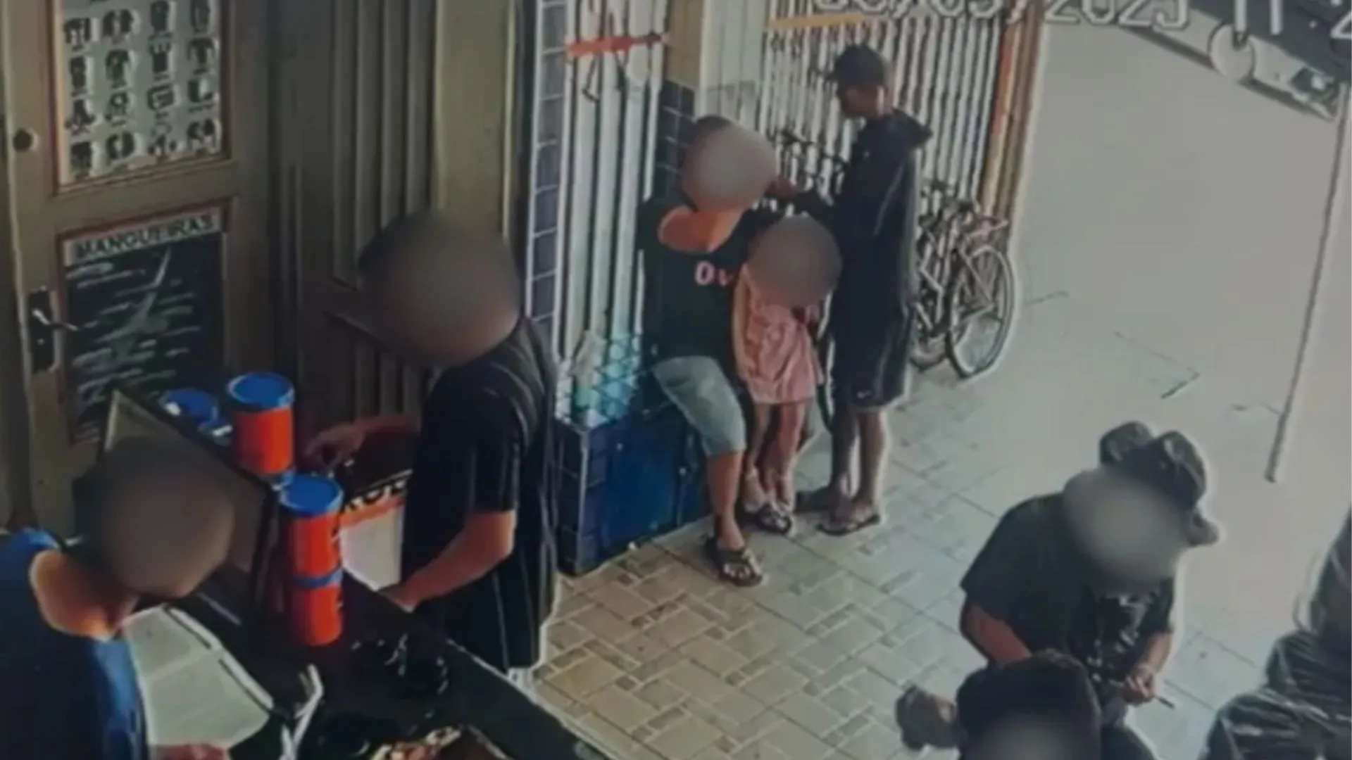  Policial com a filha no colo é baleado no Rio de Janeiro. Foto: Redes sociais