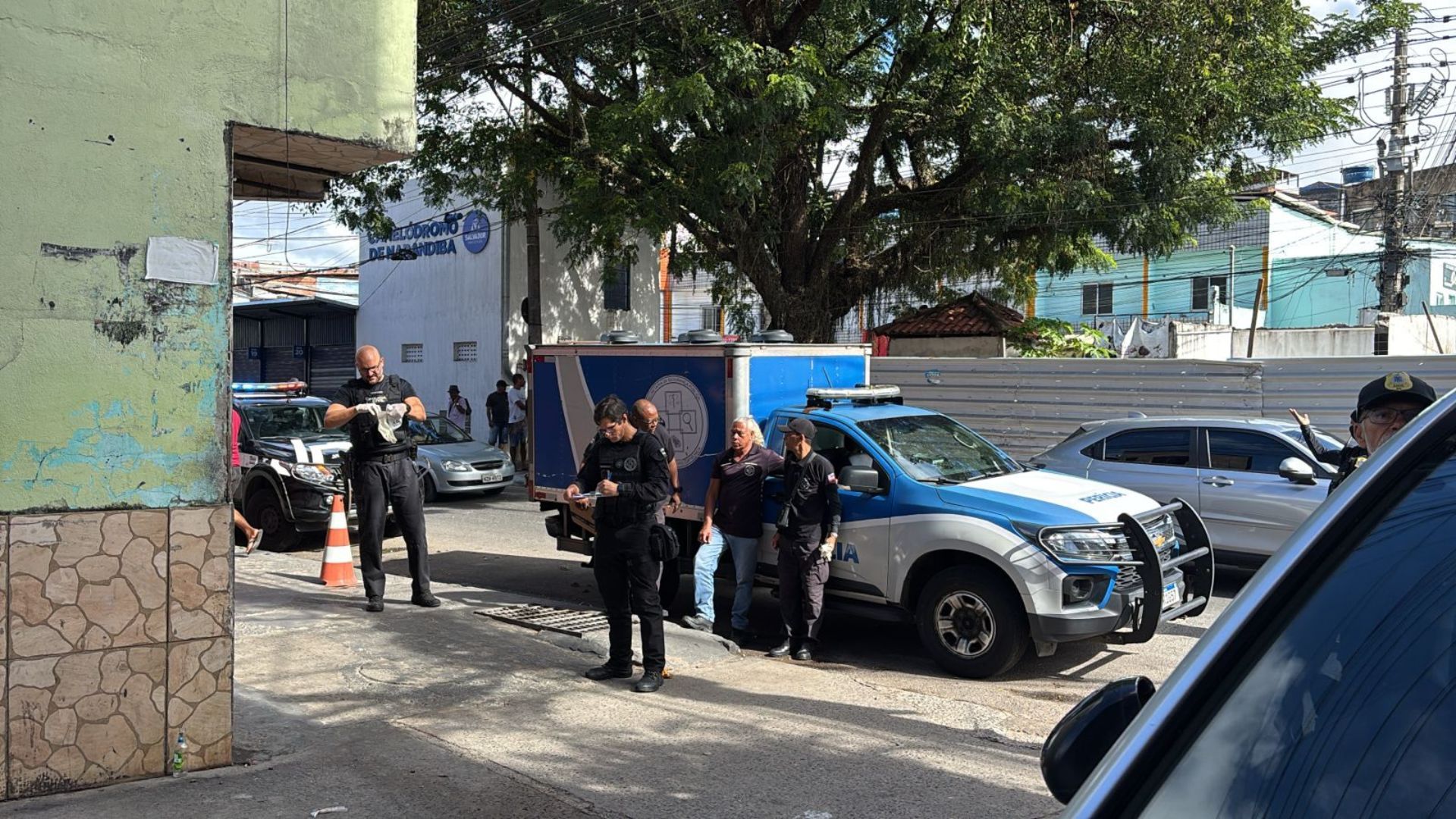 Pol&iacute;cia investiga caso de mulher assassinada com mais de 10 tiros no bairro de Narandiba. Foto: Vitor Castro | TV Aratu