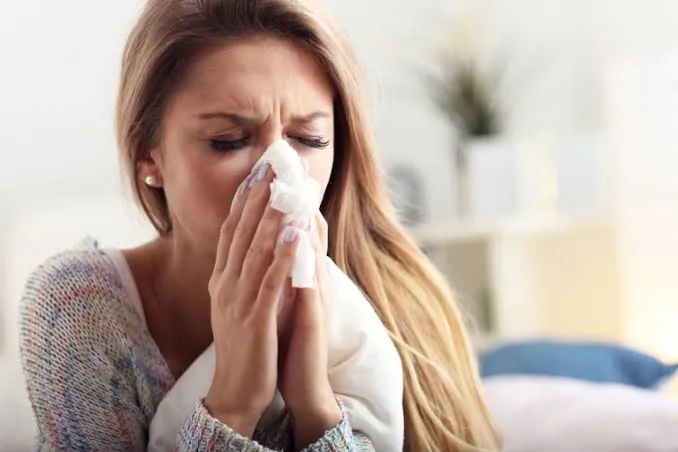 As doenças respiratórias podem começar com sintomas leves, como coriza e dor de garganta, mas evoluir rapidamente em crianças, idosos e pessoas com baixa imunidade