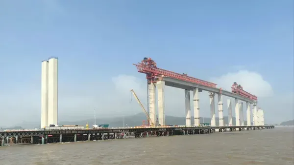 Uso de plataforma provis&oacute;ria para a constru&ccedil;&atilde;o de uma ponte na China