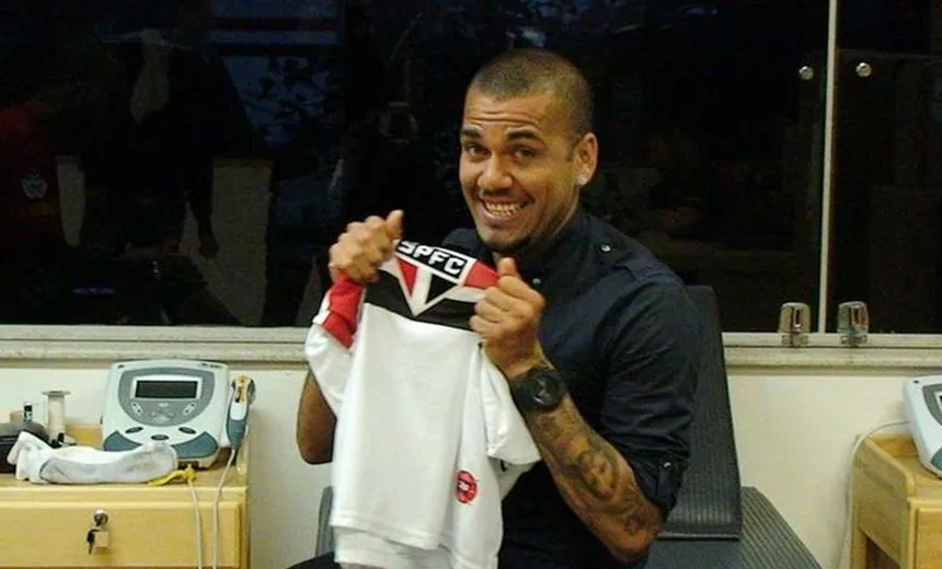 No São Paulo, Daniel Alves terá maior salário do futebol brasileiro: R$ 1,5 milhão por mês 
