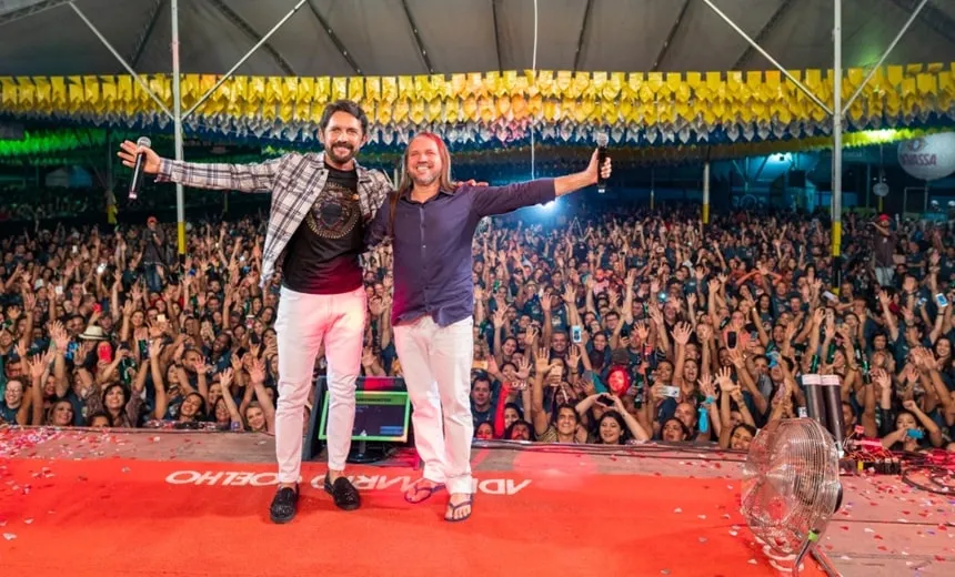  Dorgival Dantas surpreende Adelmario Coelho durante show em Vitória da Conquista; veja