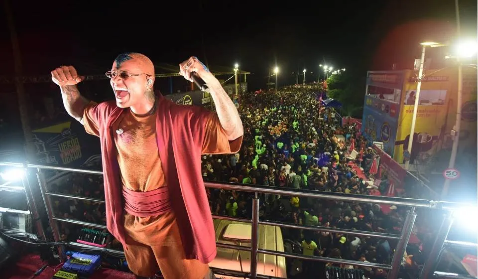 Léo Santana fez a festa para os foliões no quarto dia do pré-Carnaval de Salvador