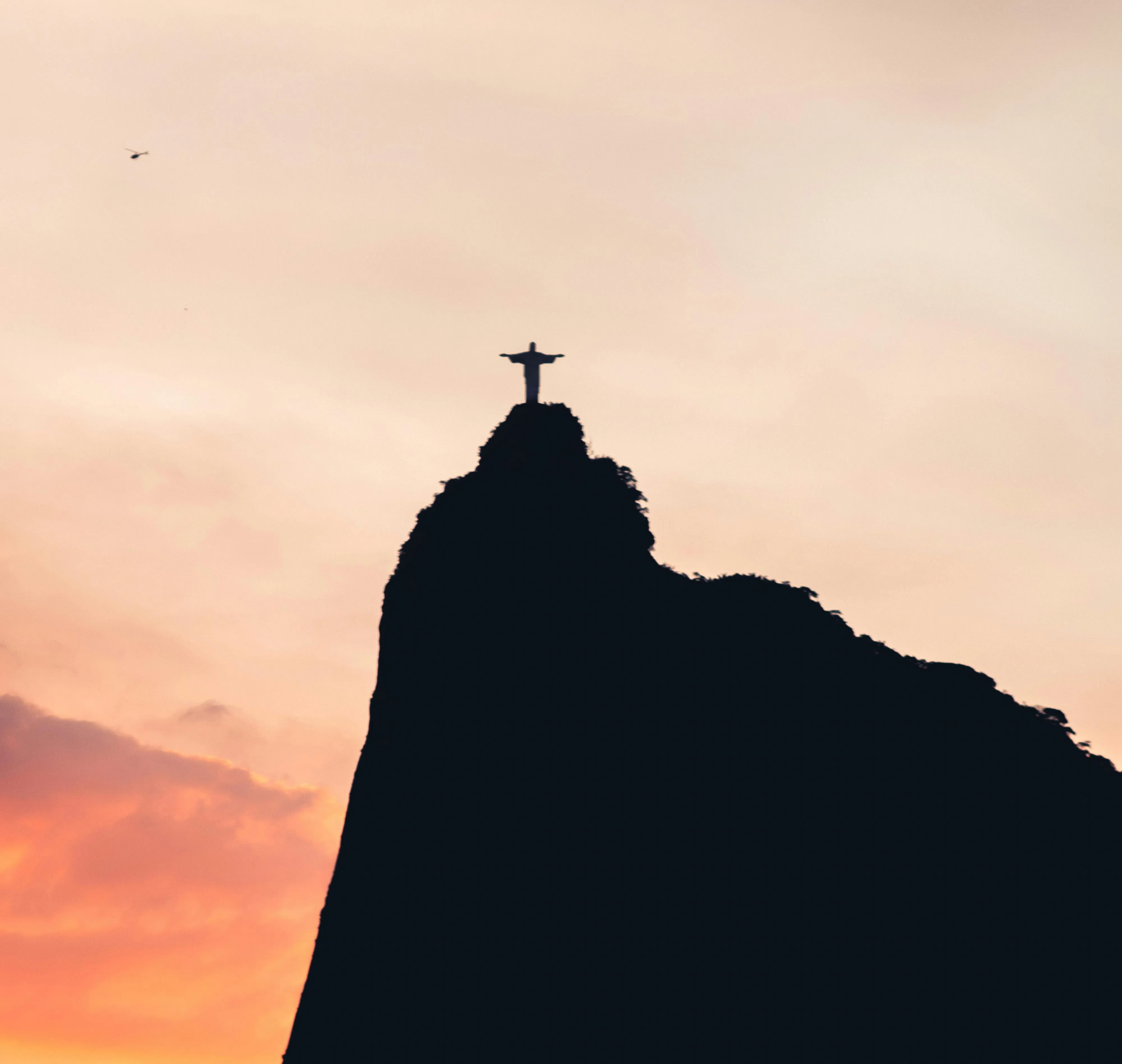 Homem salta de paraquedas do Cristo Redentor; veja o vídeo 