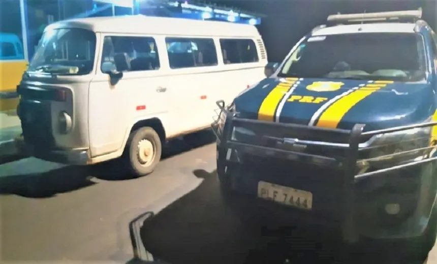 Kombi roubada em 2015 e usada como transporte escolar é apreendida pela PRF