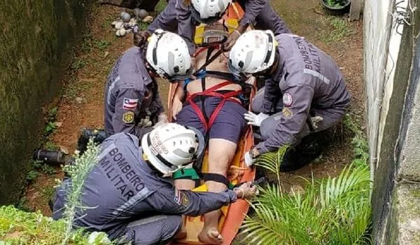 Após calçada ceder, bombeiros resgatam homem que caiu de altura de 8 metros no Candeal