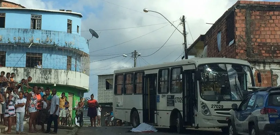 Jovem desequilibra, cai de degraus de ônibus e morre atropelado no bairro do Calabetão