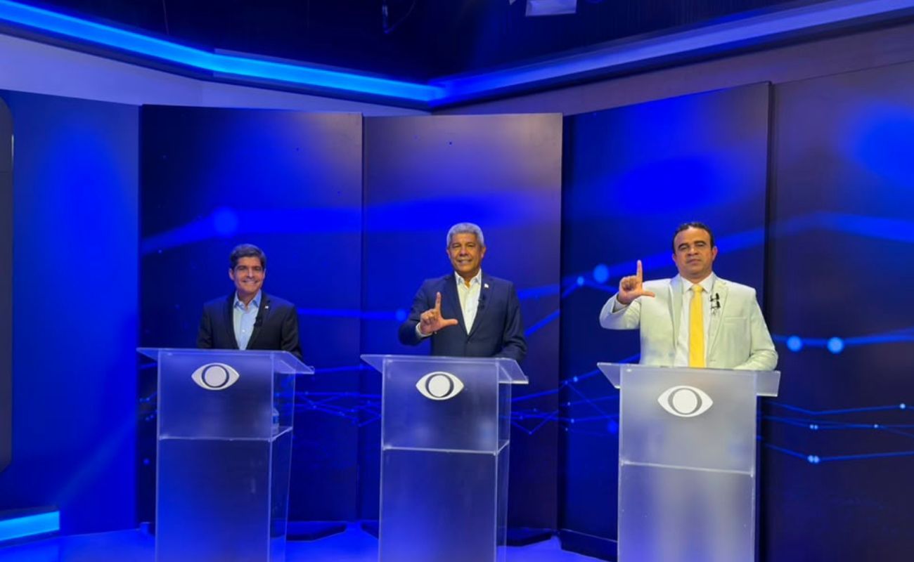 Eleições 2026: candidatos ao Governo da Bahia trocam farpas no primeiro debate; Foto: João Tramm / Aratu On