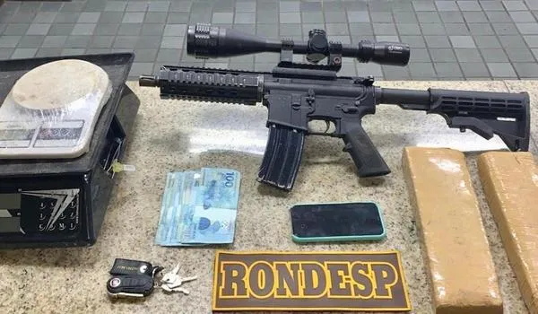 Líder de facção criminosa é capturado com fuzil, drogas e dinheiro em Salvador
