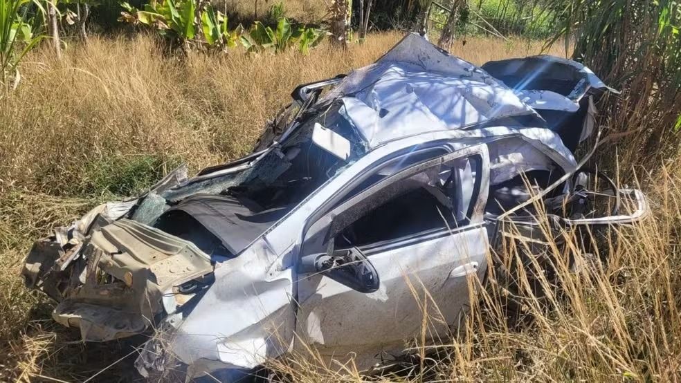 Os corpos foram ejetados quando o carro caiu de um penhasco de cerca de 400 metros. | Foto: Redes Sociais