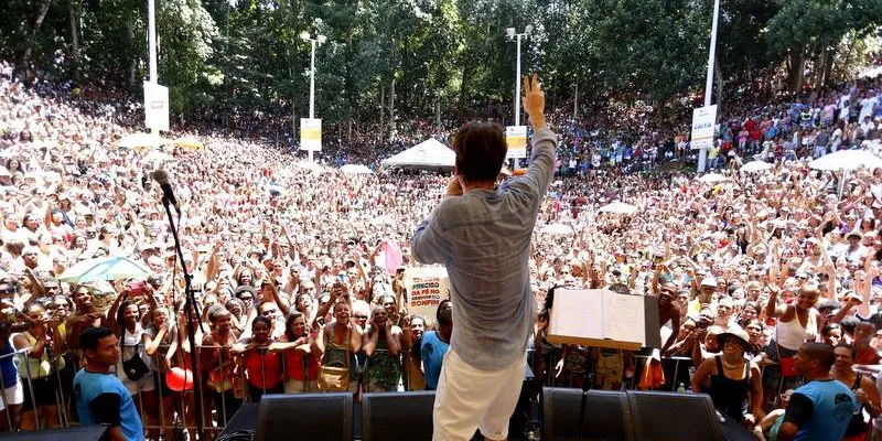 Saulo apresenta ?Canto da Rua Canta Raul? no Jardim dos Namorados