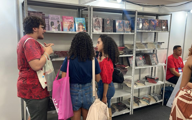 Durante a Bienal do Livro de Salvador, estudantes e professores da rede p&uacute;blica recebem vales-livro de at&eacute; R$ 100 para adquirir obras durante a feira/Foto: Laraelen Oliveira/Aratu On&nbsp;