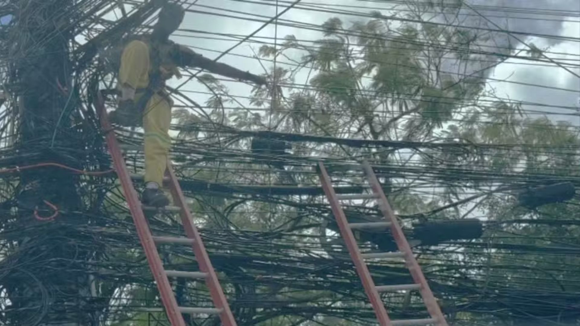 T&eacute;cnico de internet preso no fios