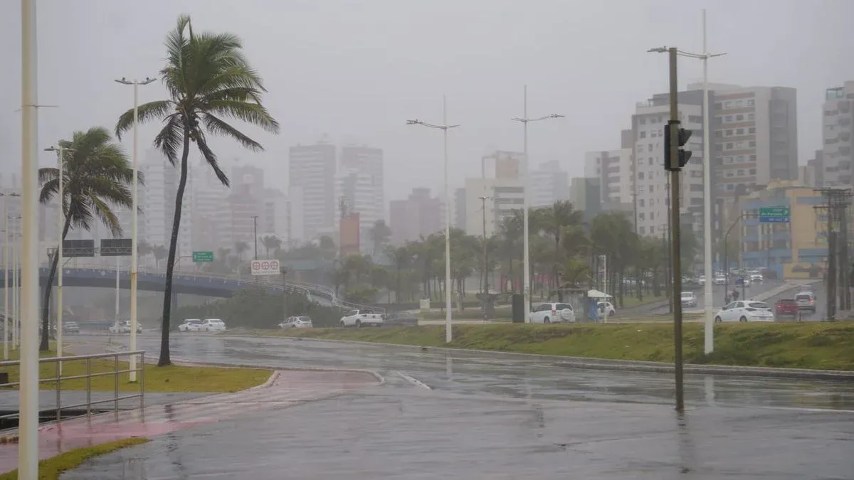 Moradores enfrentam transtornos e vias bloqueadas devido às fortes chuvas em Salvador