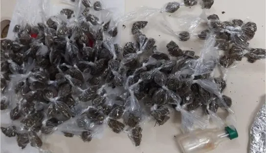 Dois homens são presos suspeitos de tráfico de drogas na Liberdade, em Salvador  