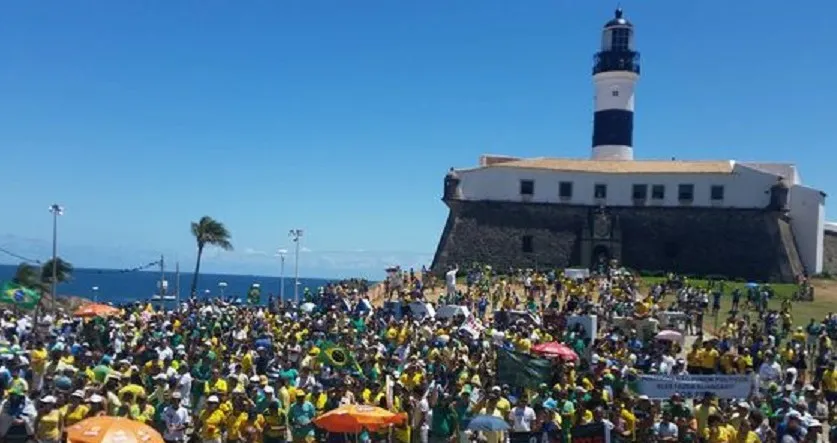 PROTESTO EM SALVADOR: Na Barra, manifestantes rezam ‘Pai Nosso’ antes de encerrar ato contra o PT
