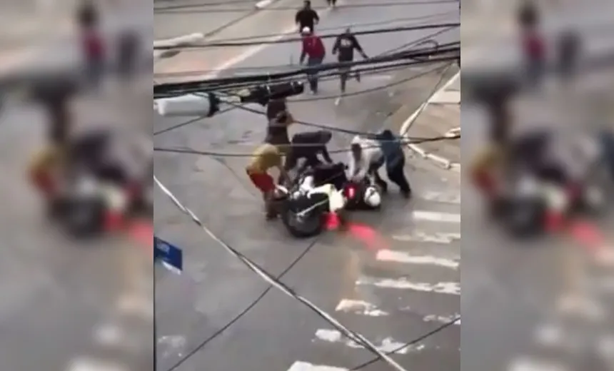 Guarda civil é atingido por pedradas e tem arma roubada durante ação na cracolândia; veja o vídeo