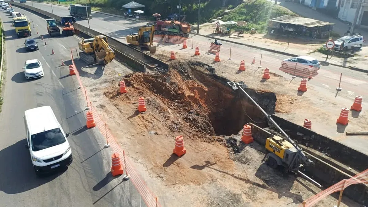 Cratera no km 604 da BR-324 após pista ceder em Simões Filho, na Bahia