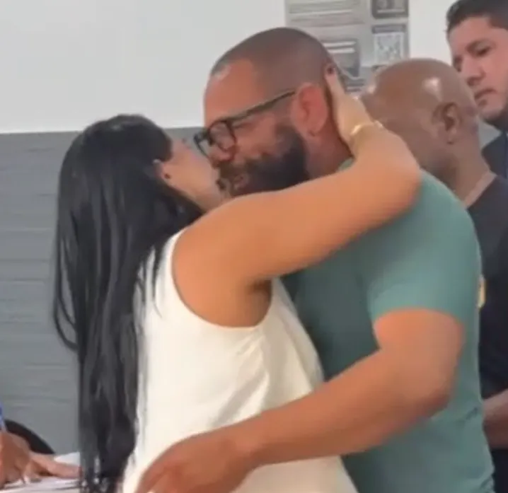 VÍDEO: vereador preso por agredir mulher deixa a prisão e é recebido pela esposa 