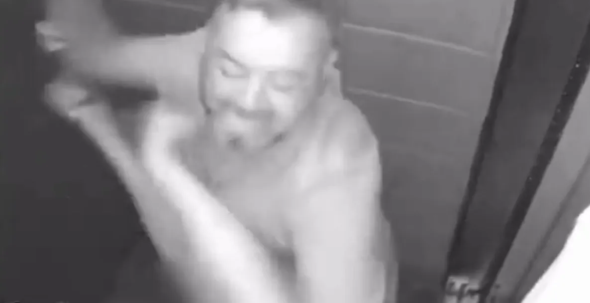 VÍDEO: empresário é flagrado espancando mulher em elevador de prédio