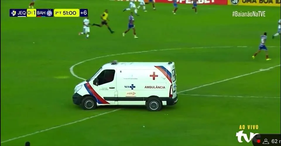 Ambulância invade campo durante partida entre Jequié e Bahia
