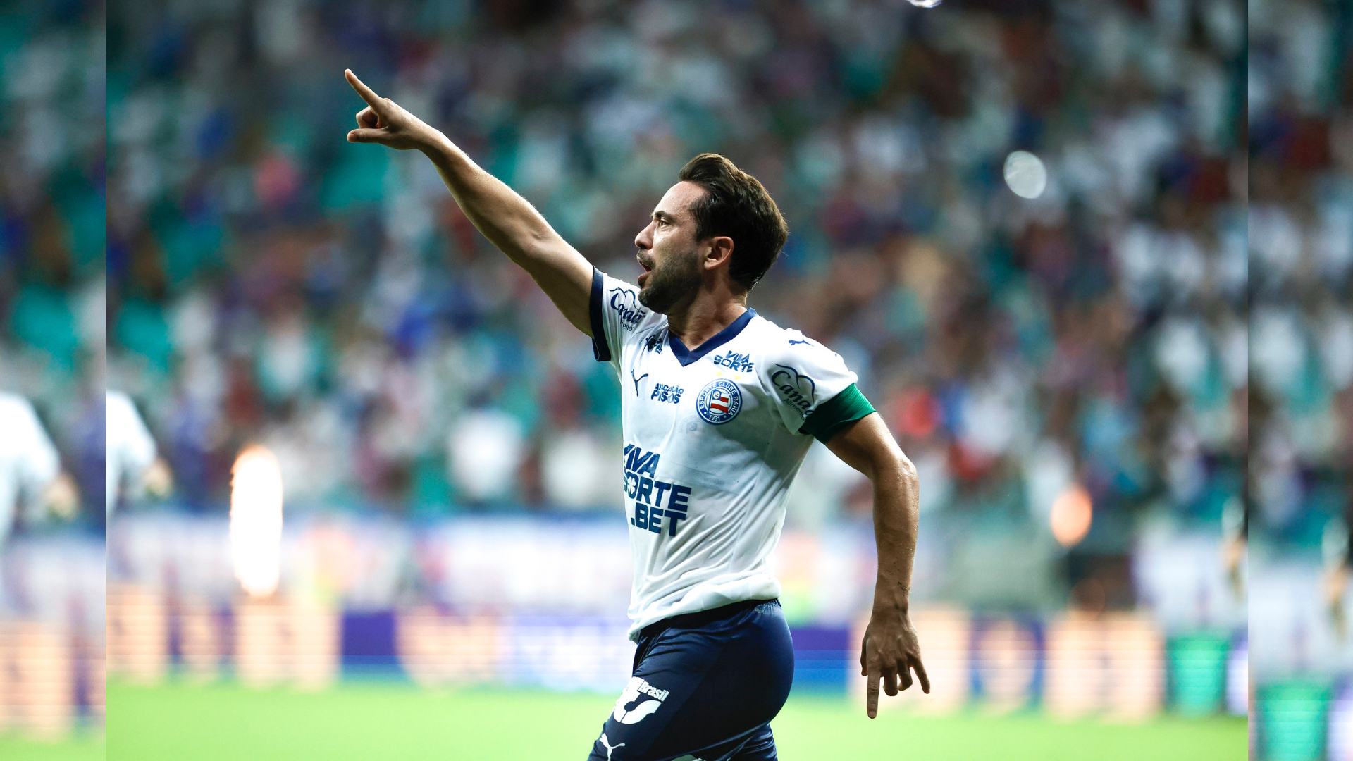 Everton Ribeiro converteu o pênalti que garantiu o primeiro triunfo do Bahia no Brasileirão