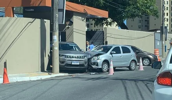 Acidente entre dois carros deixa trânsito lento na Avenida Cardeal da Silva