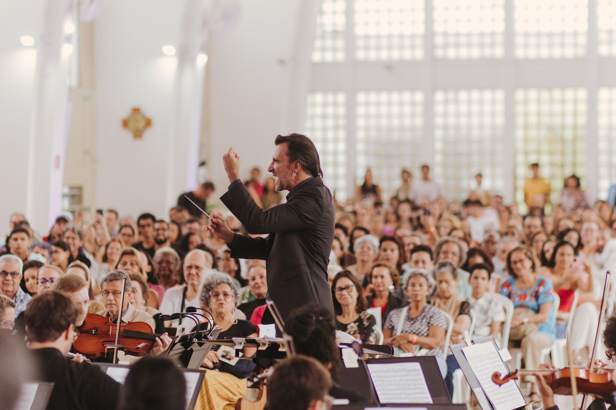 Sob a regência do maestro Carlos Prazeres, o programa traz a Sexta Sinfonia do austríaco Anton Bruckner. | Foto: Taylla de Paula/Divulgação