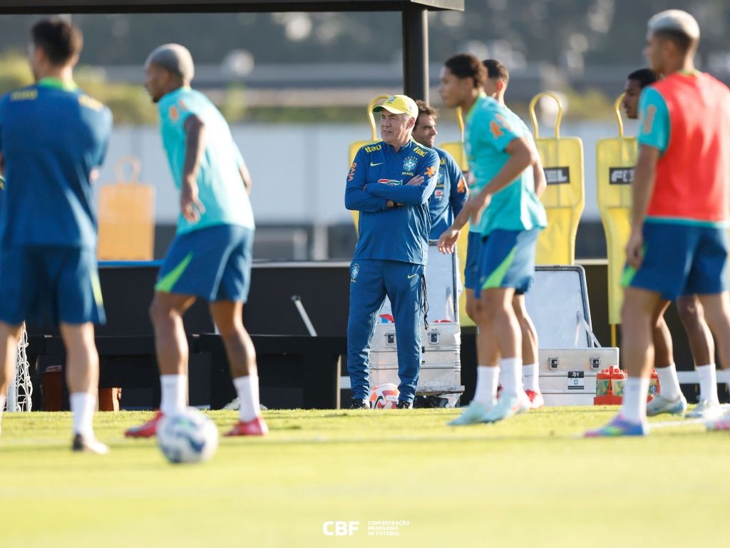 Com 20 dos 26 jogadores convocados, o primeiro treino de Ancelotti com a Seleção Brasileira teve um 