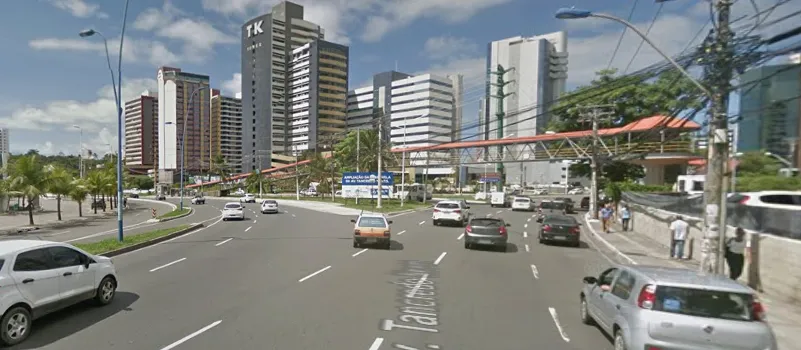 LIVRAMENTO: Motociclista é atropelado por ônibus e escapa da morte por causa do capacete em Salvador